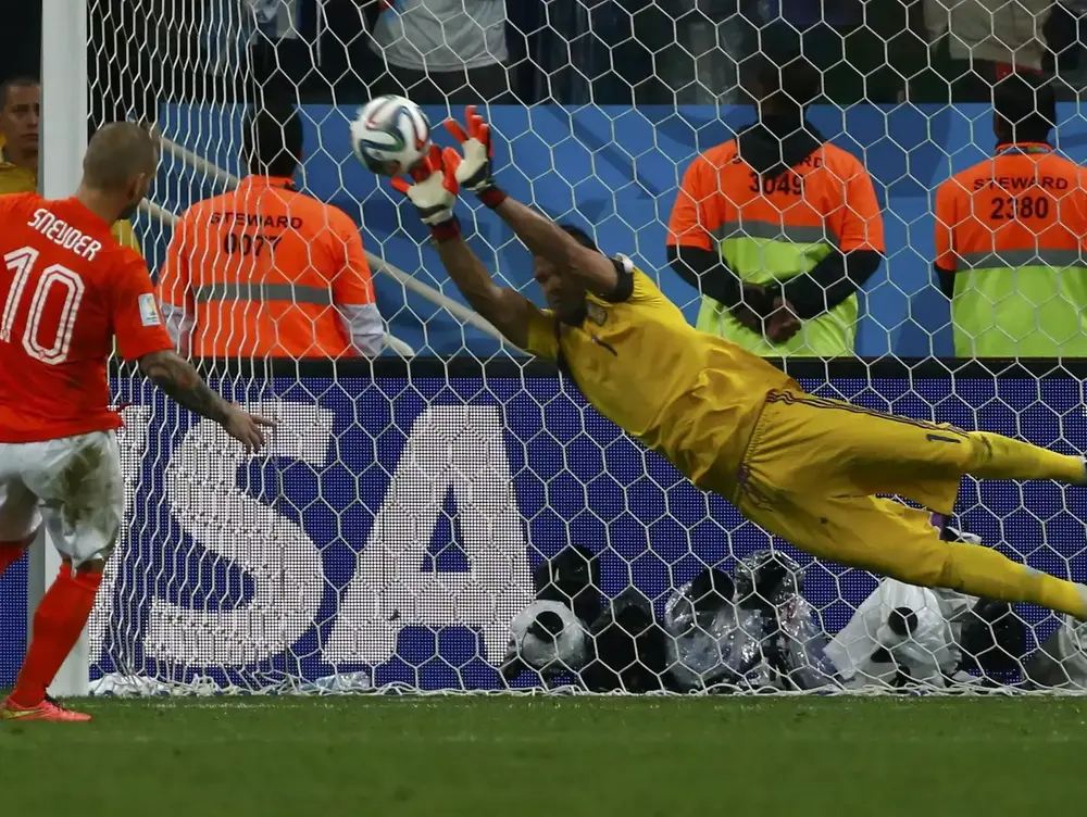 שחקן נבחרת הולנד ווסלי סניידר בועט פנדל מול שוער נבחרת ארגנטינה סרחיו רומרו