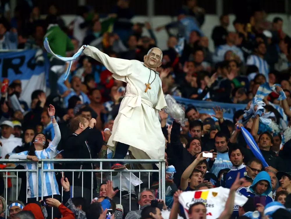 בובה של האפיפיור ביציע אוהדי ארגנטינה