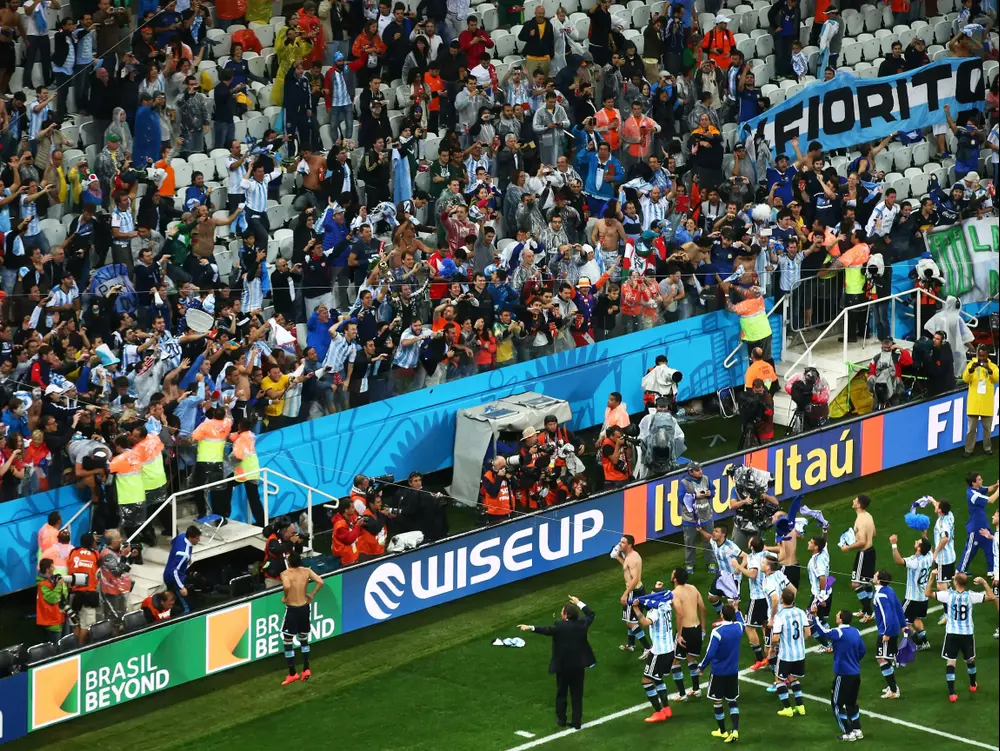 שחקני ואוהדי נבחרת ארגנטינה חוגגים עלייה לגמר המונדיאל