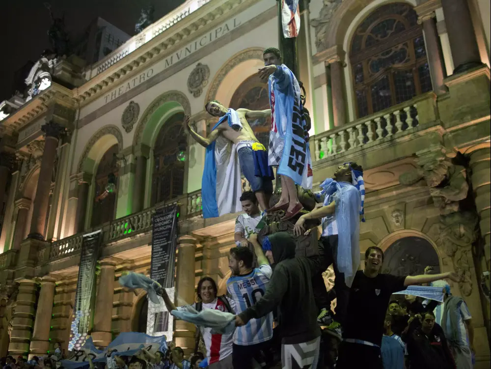 אוהדי נבחרת ארגנטינה חוגגים עלייה לגמר