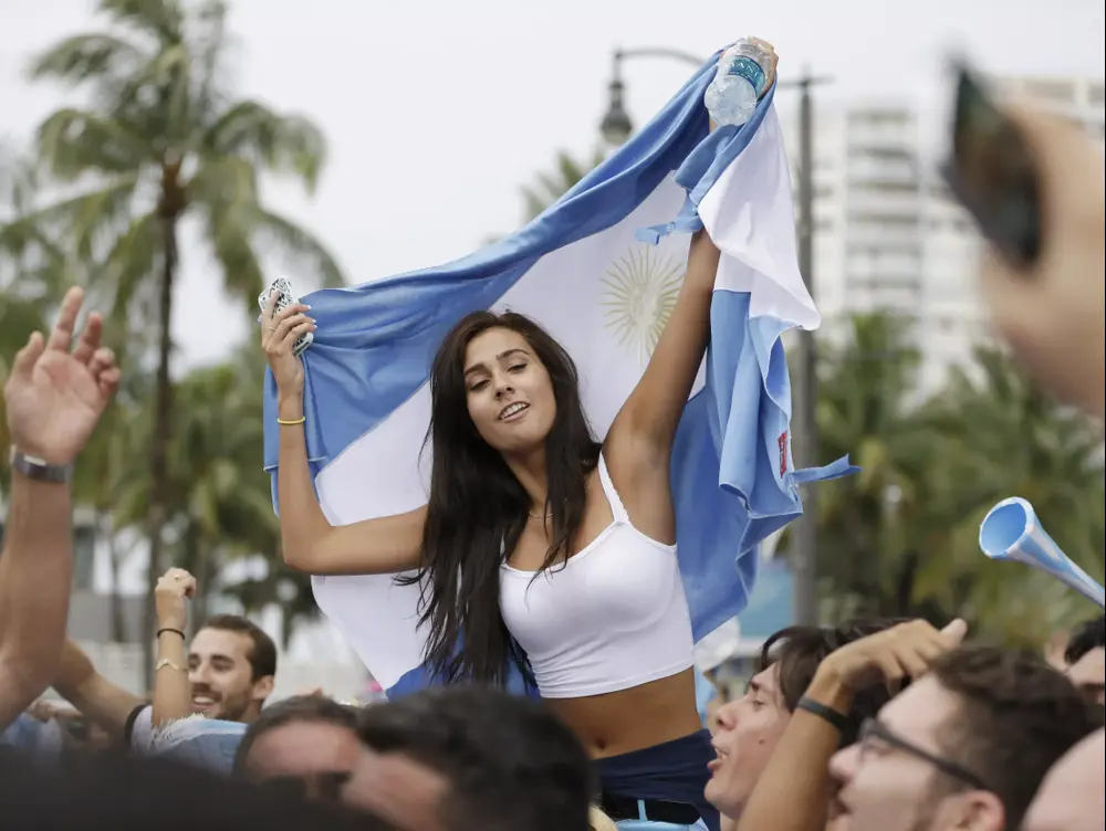 אוהדי נבחרת ארגנטינה חוגגים עלייה לגמר