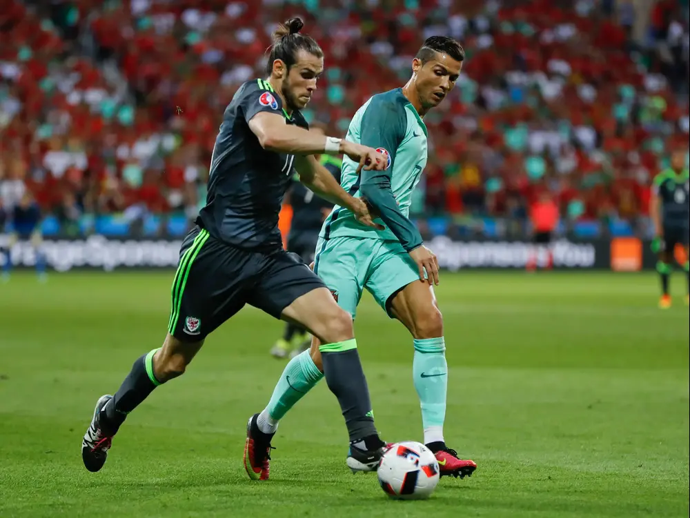 שחקן נבחרת ויילס גארת' בייל עם שחקן נבחרת פורטוגל כריסטיאנו רונאלדו