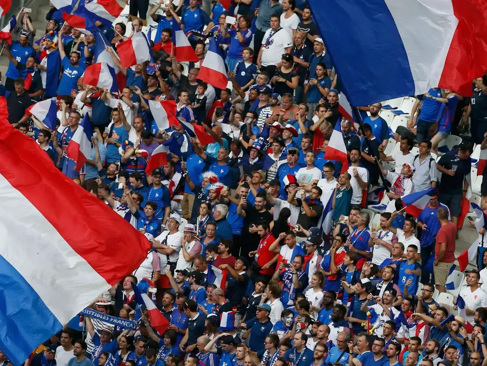 אוהדת נבחרת צרפת באצטדיון במארסיי