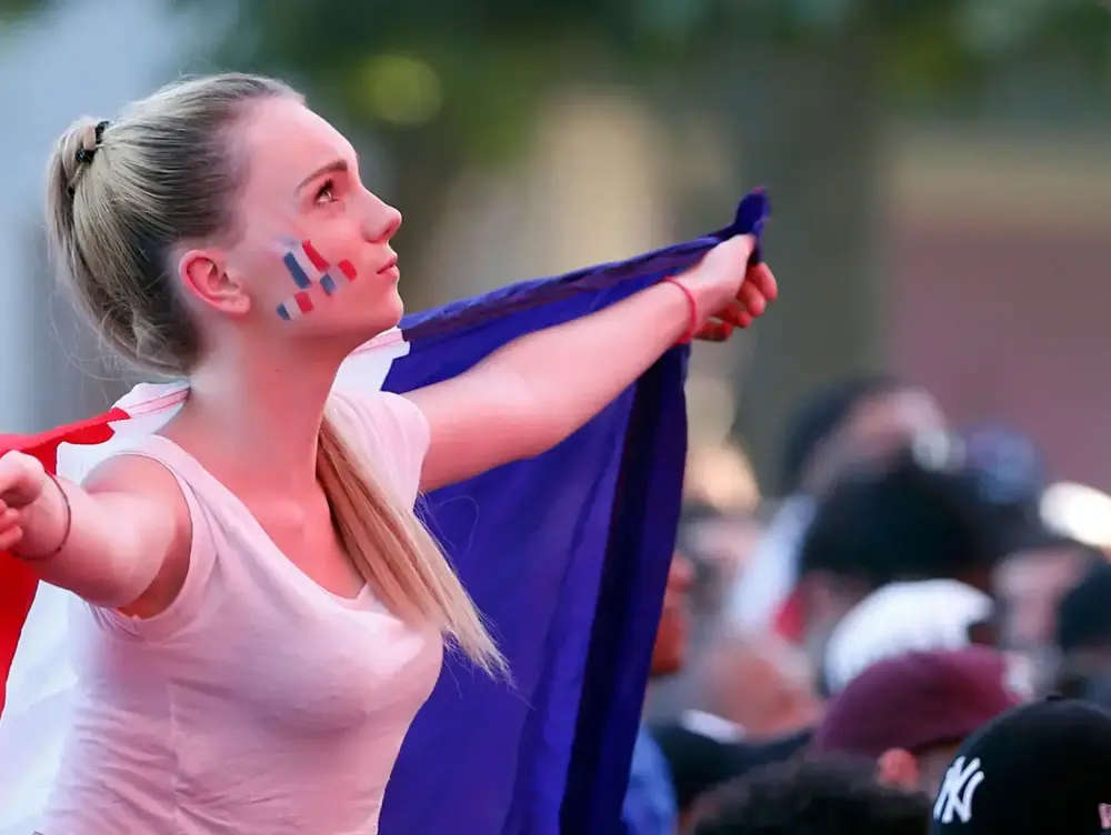 אוהדת נבחרת צרפת באצטדיון במארסיי