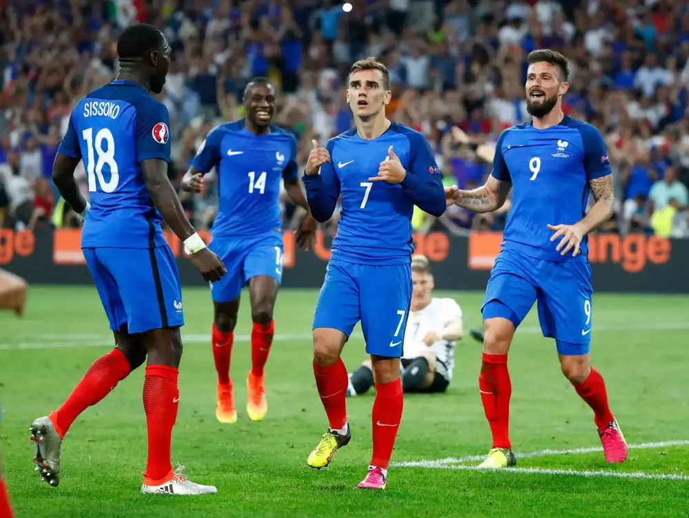 שחקני נבחרת צרפת חוגגים עם אנטואן גריזמן