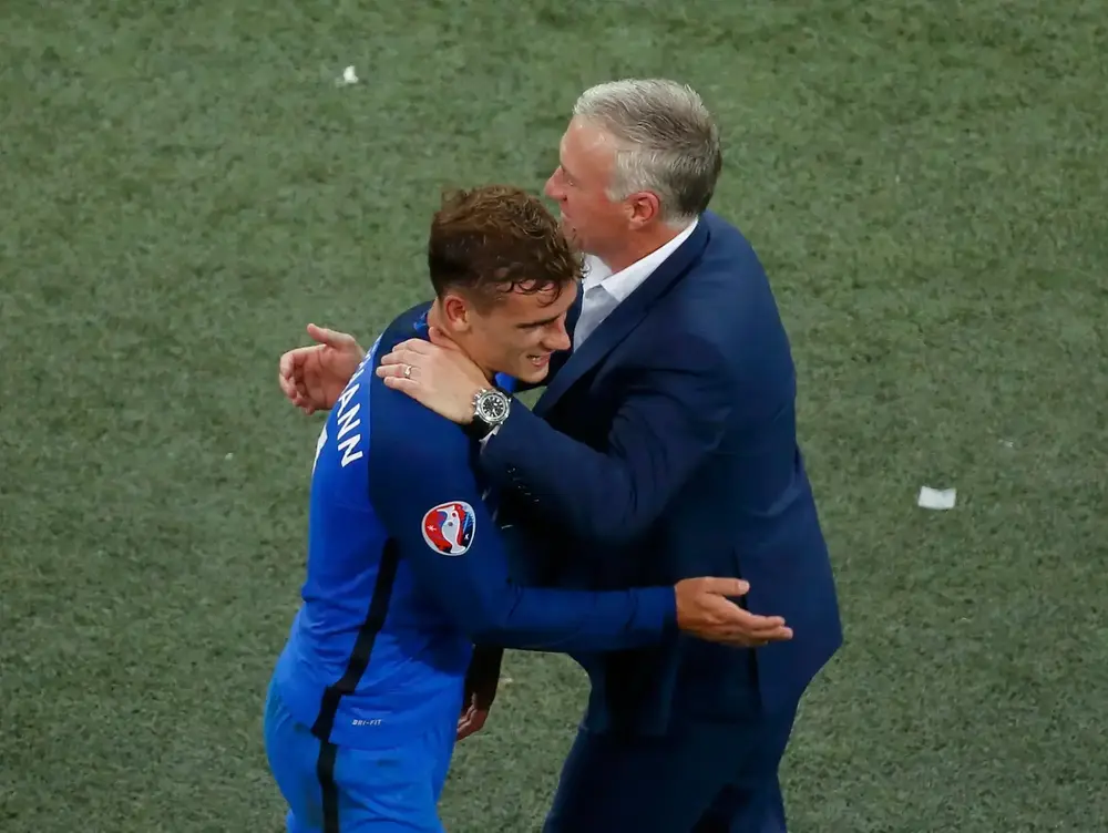 שחקן נבחרת צרפת אנטואן גריזמן עם המאמן דידייה דשאן