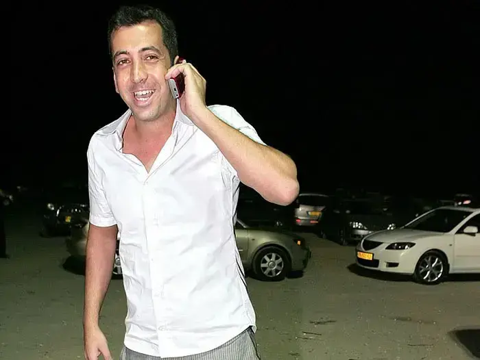 נדב פרי, הכתב בכנסת של חדשות 10 התחתן וחבריו הגיעו לפרגן ...