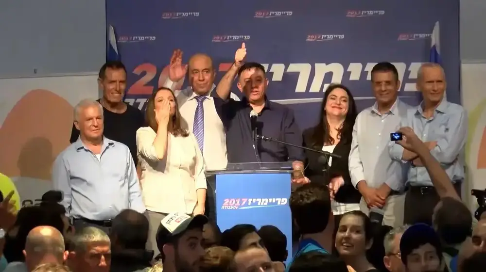 אבי גבאי עולה לנאום לאחר הנצחון בראשות העבודה 10 ביולי 2017. צילום מסך, מערכת וואלה! NEWS אבי גבאי עולה לנאום לאחר הנצחון בראשות העבודה 10 ביולי 2017. צילום מסך, מערכת וואלה! NEWS