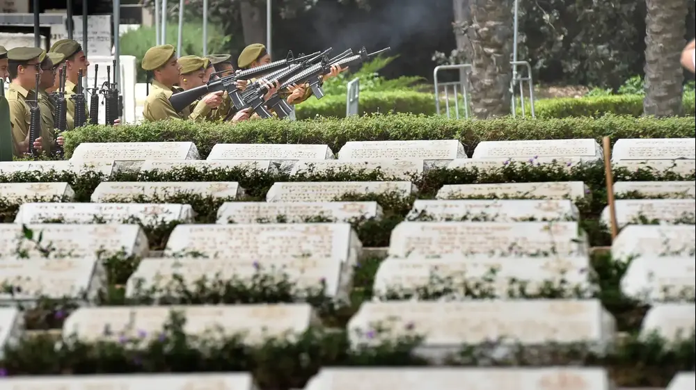 -לקראת יום הזכרון לחללי צה"ל, הכנות בבית עלמין
בקרית שאול ובנחלת יצחק, 7 במאי 2019 -לקראת יום הזכרון לחללי צה"ל, הכנות בבית עלמין
בקרית שאול ובנחלת יצחק, 7 במאי 2019