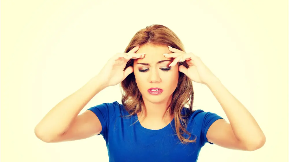 מחזיקה את הראש. ShutterStock מחזיקה את הראש. ShutterStock