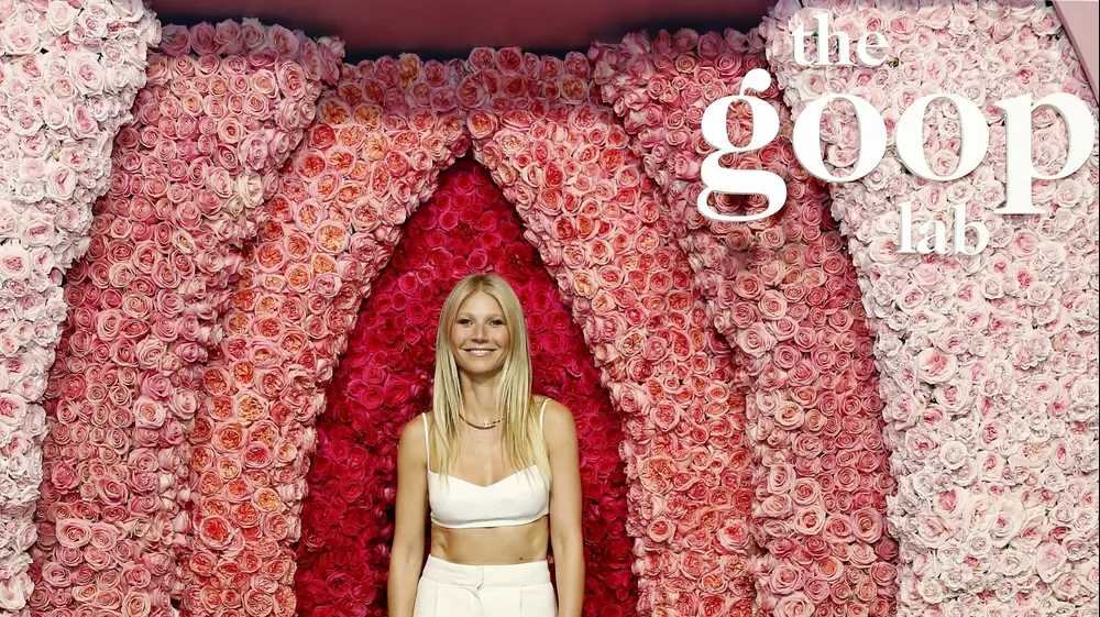 גווינת' פאלטרו בתוך עיצוב פרחים בצורת שפתי ואגינה במסיבה של GOOP. GettyImages