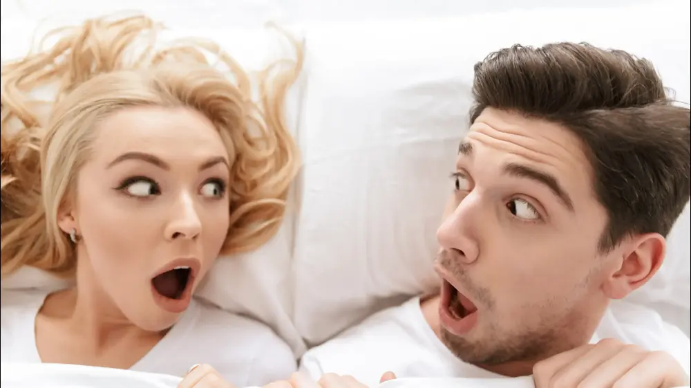 זוג מבולבל במיטה. ShutterStock
