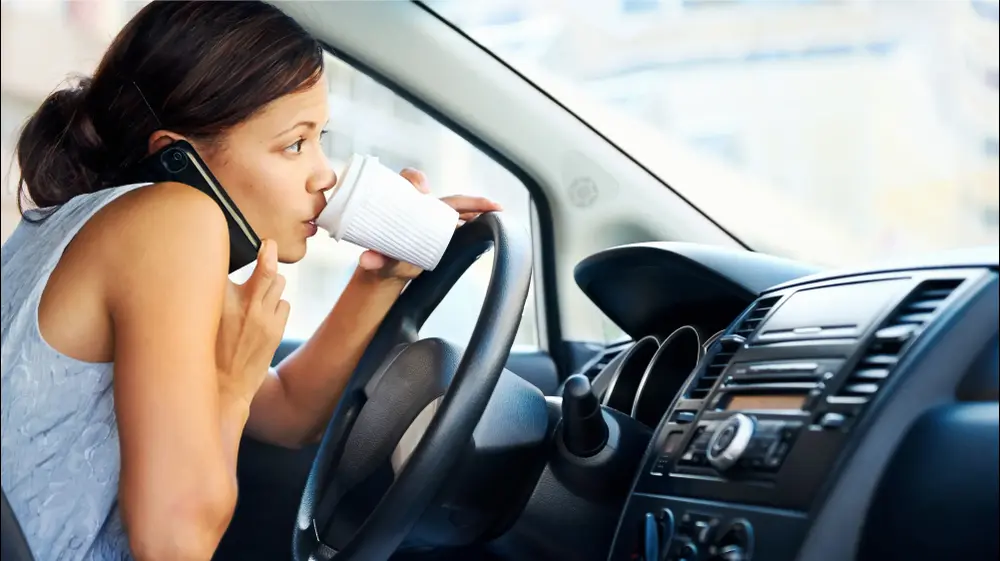 אישה עסוקה ברכב. ShutterStock אישה עסוקה ברכב. ShutterStock