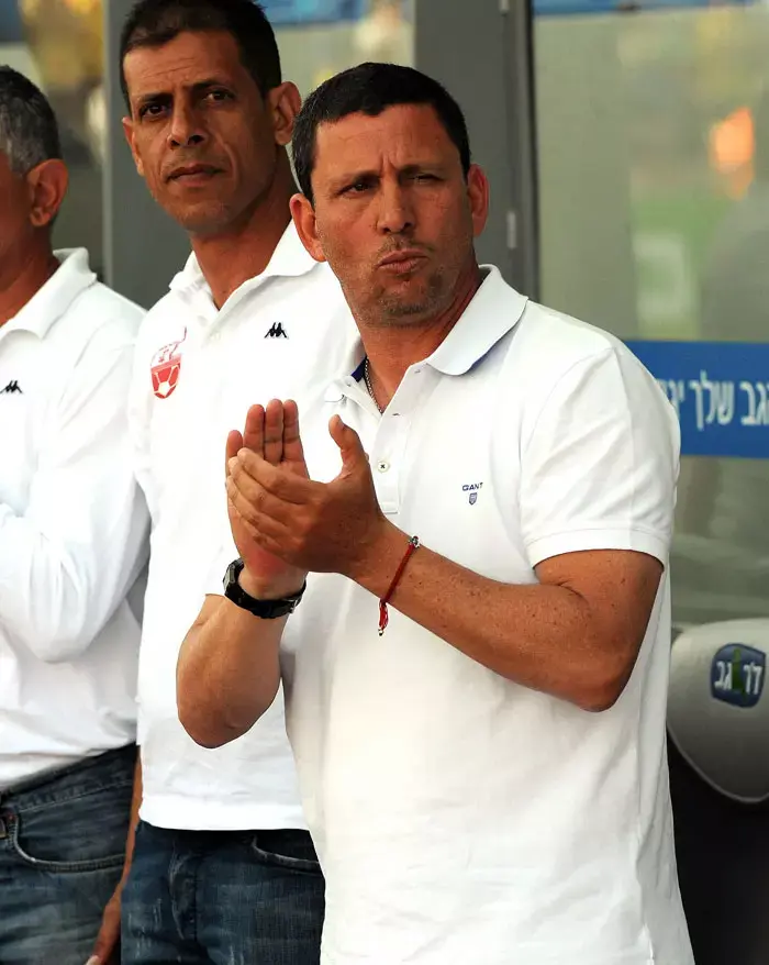 ניר קלינגר מאמן הפועל באר שבע עם עוזרו שמעון ביטון