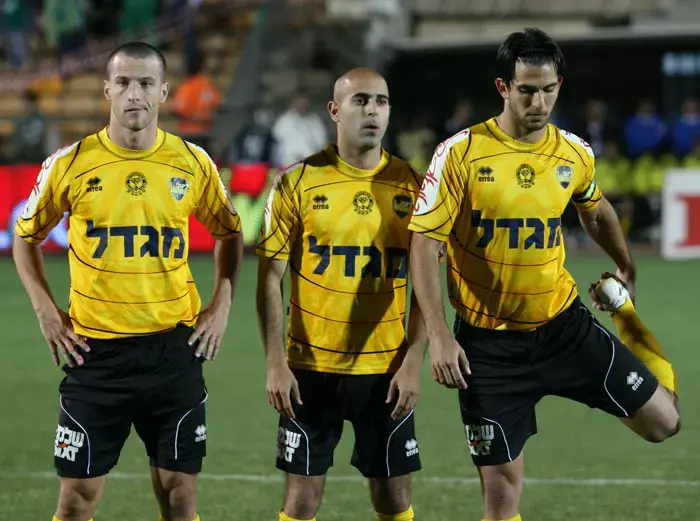 שחקני מכבי נתניה (מימין לשמאל): אוראל דגני, טל מעבי, מריאנו קפוראלה