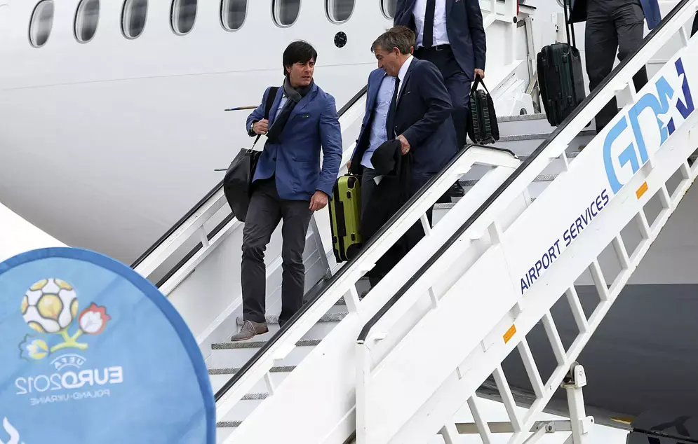 יואכים לב מאמן נבחרת גרמניה יורד מהמטוס בשדה התעופה בגדנסק, לקראת יורו 2012