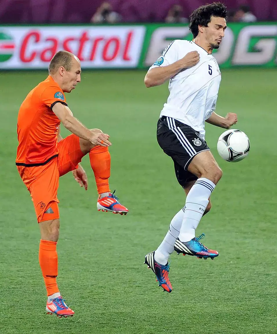 שחקן נבחרת גרמניה, מאטס הומלס, מול שחקן נבחרת הולנד, אריאן רובן