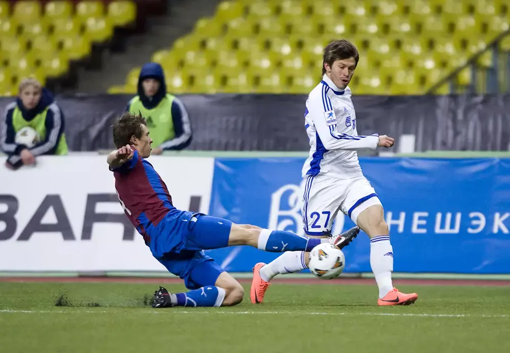 פיודור סמולוב שחקן דינמו מוסקבה מול ניקיטה צ'יצ'רין שחקן וולגה