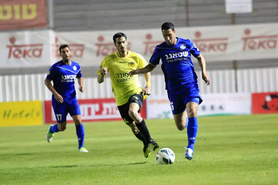 שחקן עירוני רמת השרון, עמיר נוסבאום, מול שחקן בית"ר ירושלים, אופיר קריאף