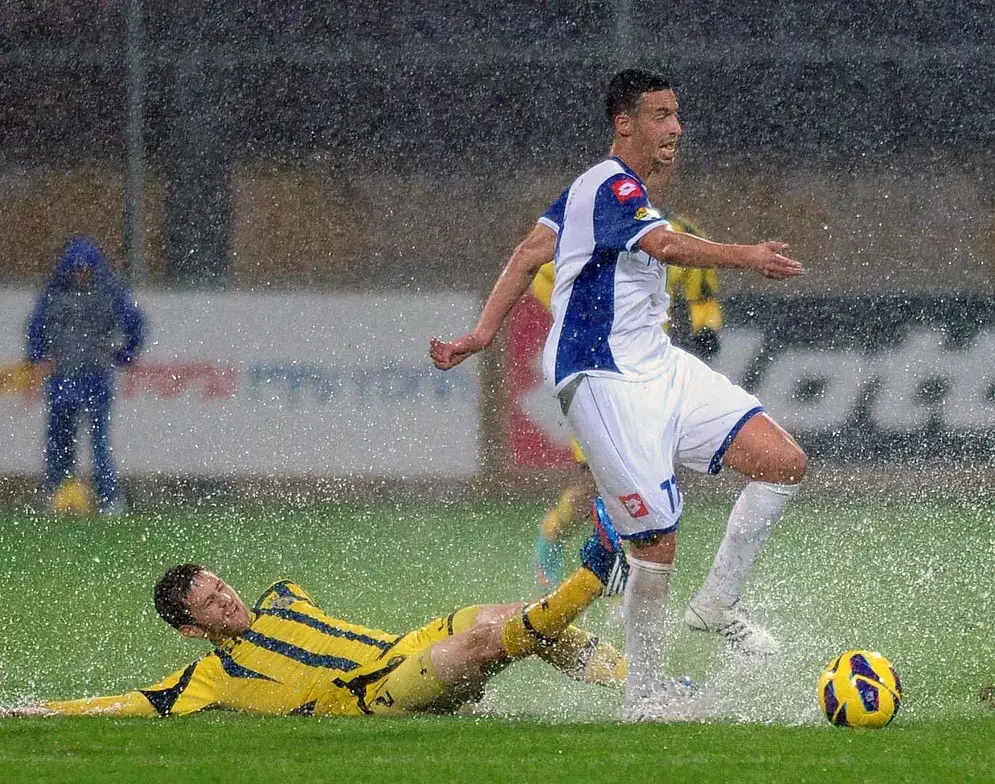 דן איינבינדר שחקן עירוני קרית שמונה מול שרן ייני שחקן מכבי תל אביב