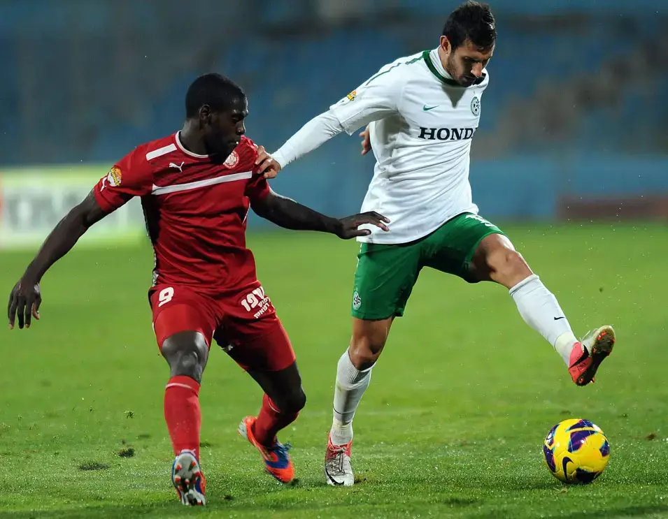 שחקן מכבי חיפה, אלון תורג'מן, מול שחקן הפועל רמת גן, דויד מנגה