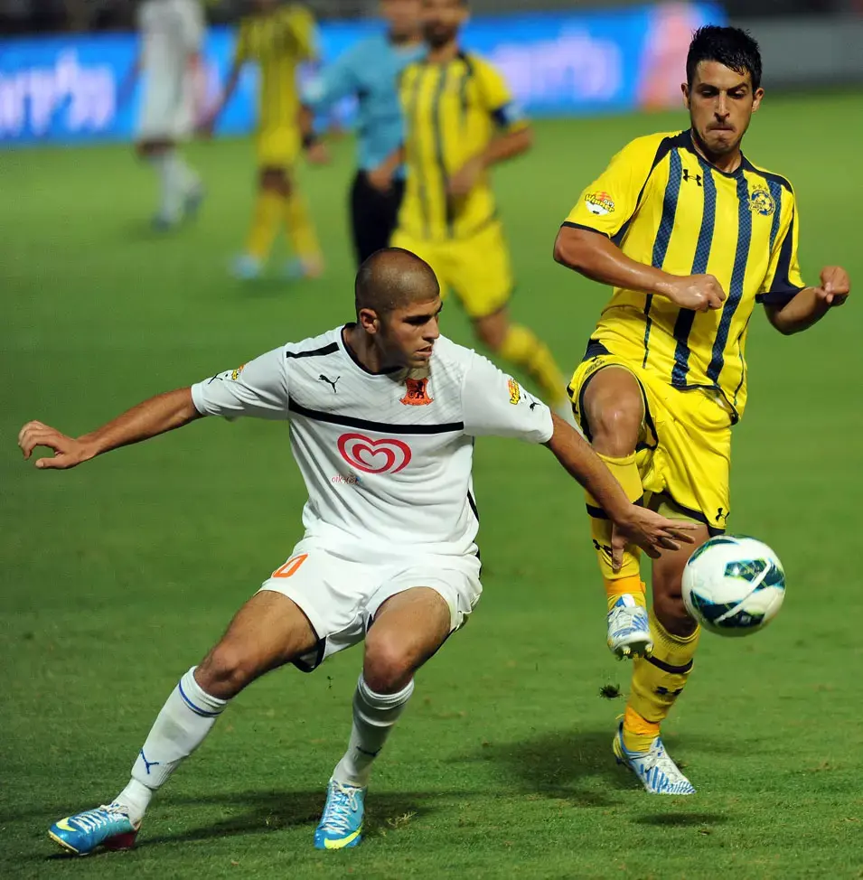 גיל יצחק שחקן בני יהודה לפני ריף פרץ שחקן מכבי תל אביב