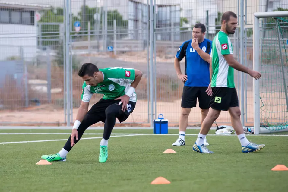 איתמר ניצן שוער עירוני רמת השרון, מאחוריו גליל בן שנן