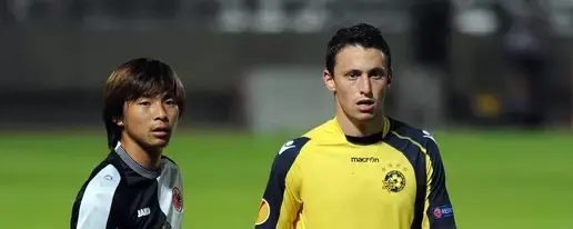 טקאשי אינוי, שחקן איינטרכט פרנקפורט, מול עומרי אלטמן, מכבי תל אביב