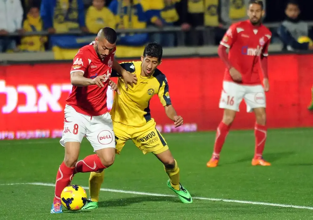 דור מיכה שחקן מכבי תל אביב מול גל אראל שחקן הפועל באר שבע