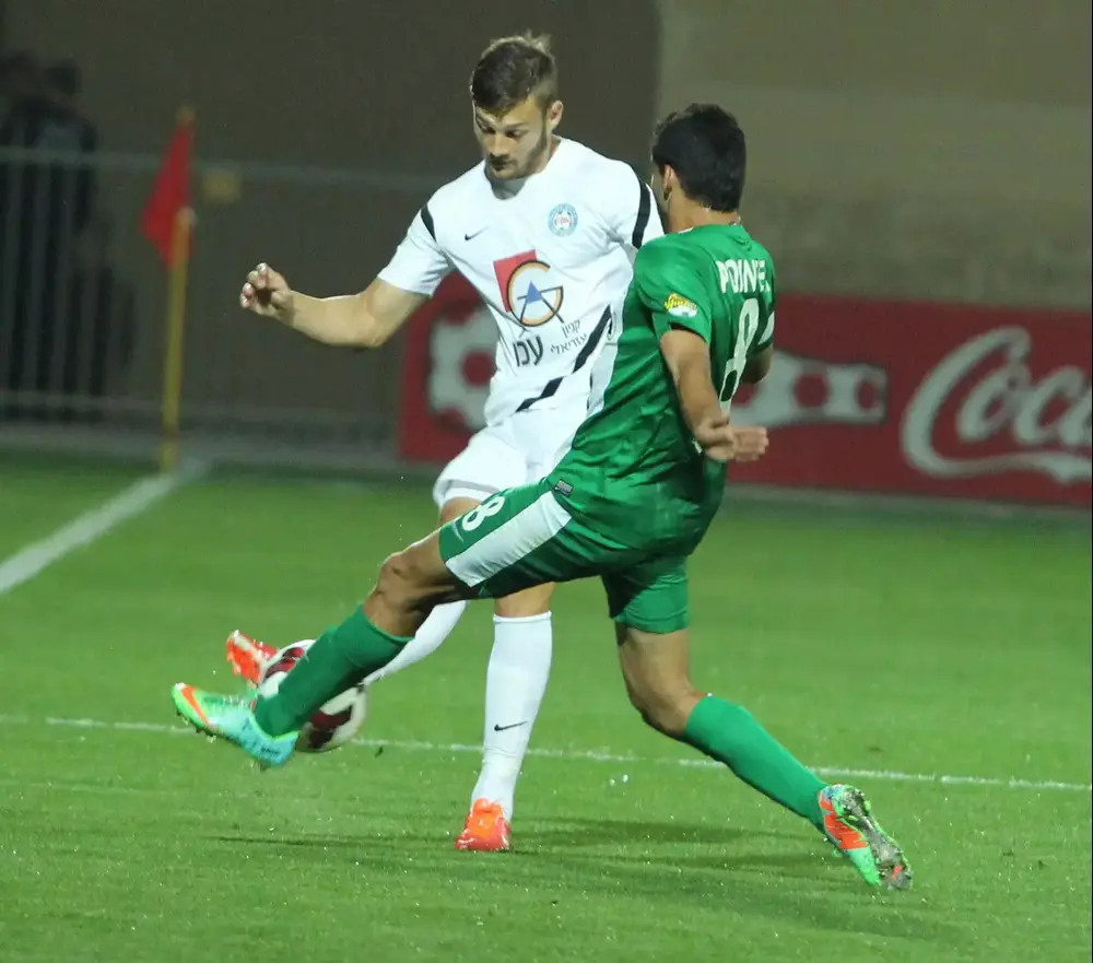 אדי גוטליב שחקן הפועל עכו מול חן עזרא שחקן מכבי חיפה