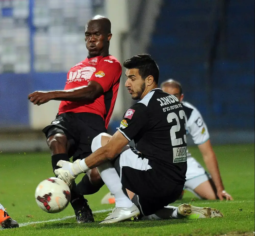 אנתוני וואקמה, הפועל רעננה, מול איתמר ניצן, שוער הפועל ניר רמת השרון