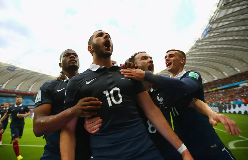 שחקני נבחרת צרפת חוגגים עם קארים בנזמה מול הונדורס
