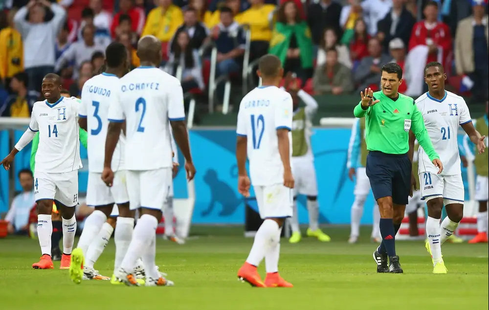 שחקני נבחרת הונדורס מתווכחים עם השופט סנדרו ריקי