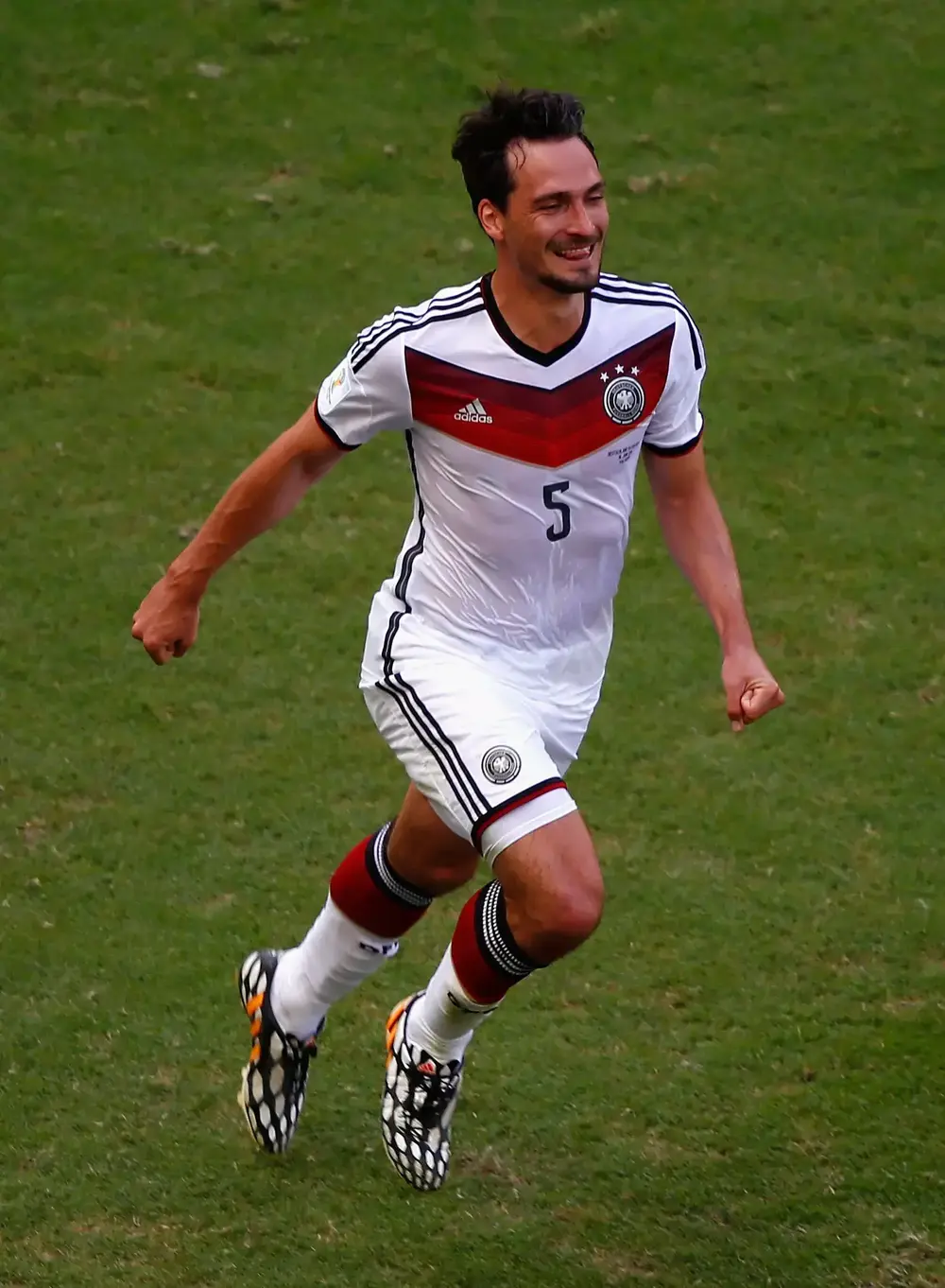 מאטס הומלס שחקן נבחרת גרמניה חוגג