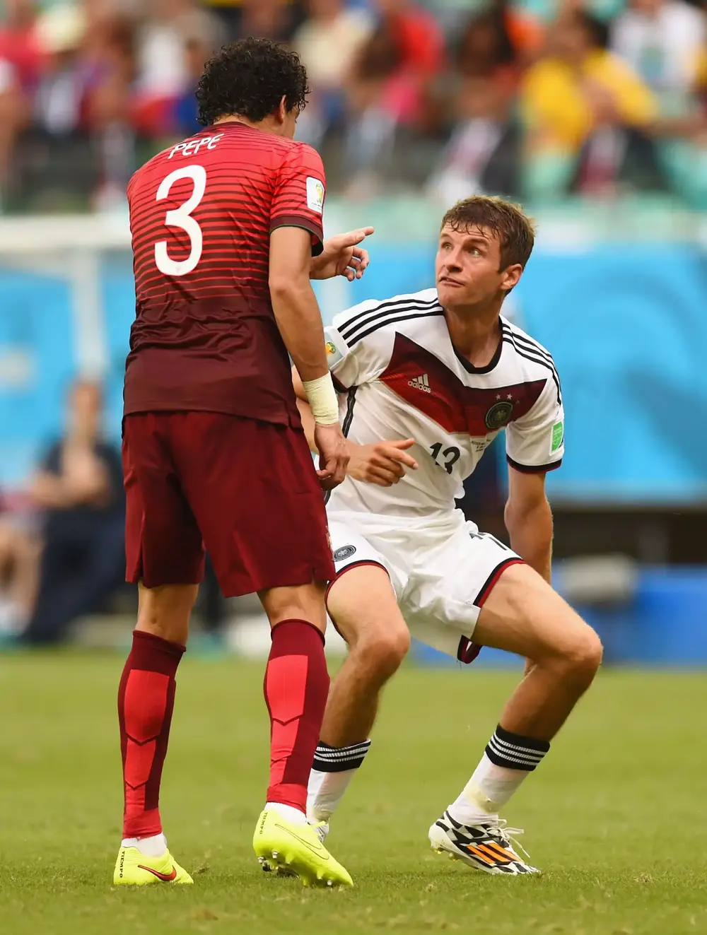 פפה שחקן נבחרת פורטוגל מאיים על תומאס מולר שחקן נבחרת גרמניה