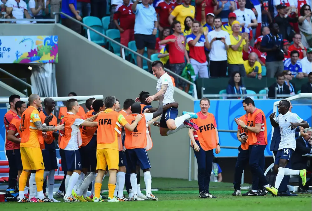 שחקן נבחרת צרפת אוליבייה ז'ירו חוגג עם חבריו