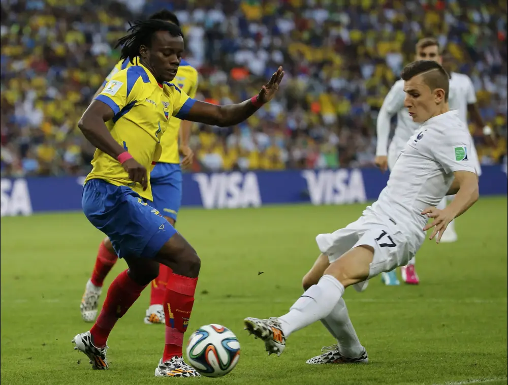 לוקא דין שחקן נבחרת צרפת מול חואן קרלוס פארדס שחקן נבחרת אקוודור