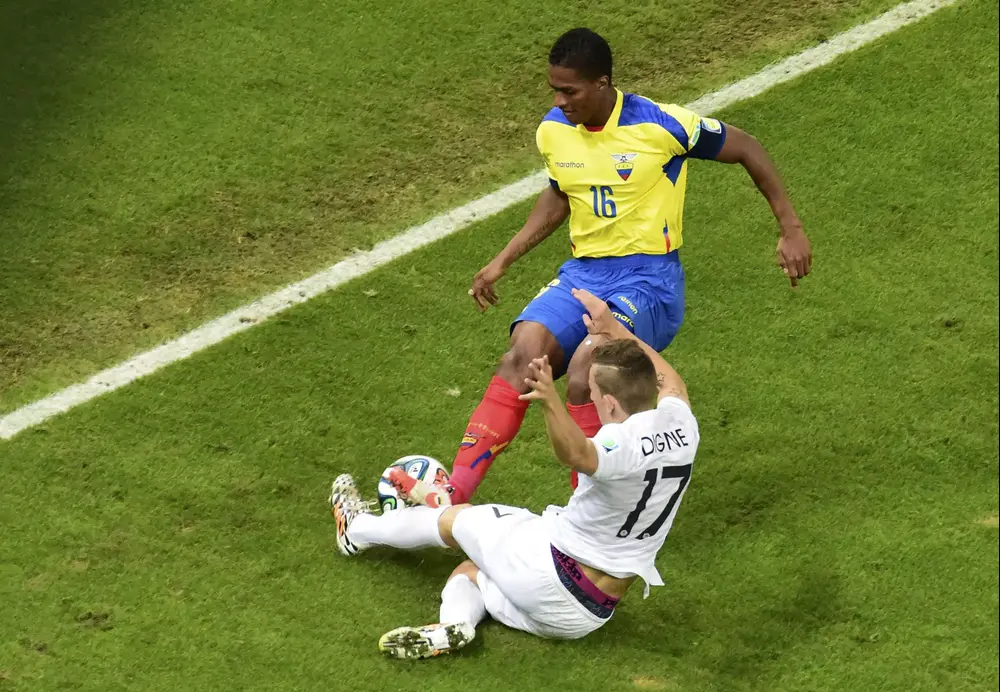 אנטוניו ולנסיה שחקן נבחרת אקוודור פוגע בשחקן נבחרת צרפת לוקא דין