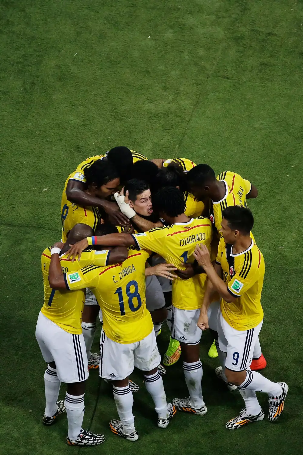 שחקני נבחרת קולומביה חוגגים