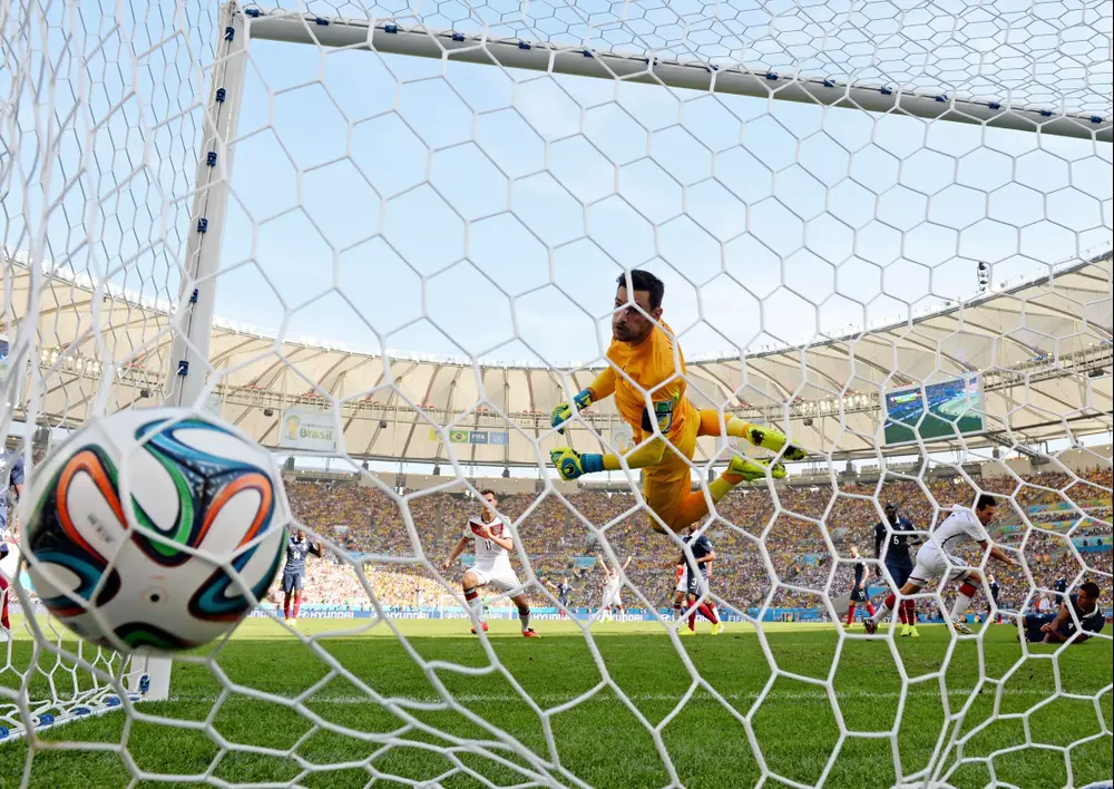 שוער נבחרת צרפת הוגו לוריס נכנע לנגיחה של מאטס הומלס