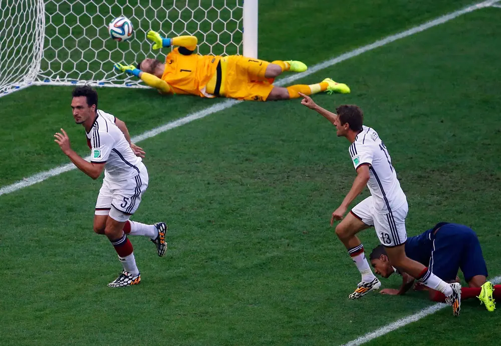 שחקני נבחרת גרמניה מאטס הומלס, תומאס מולר חוגגים