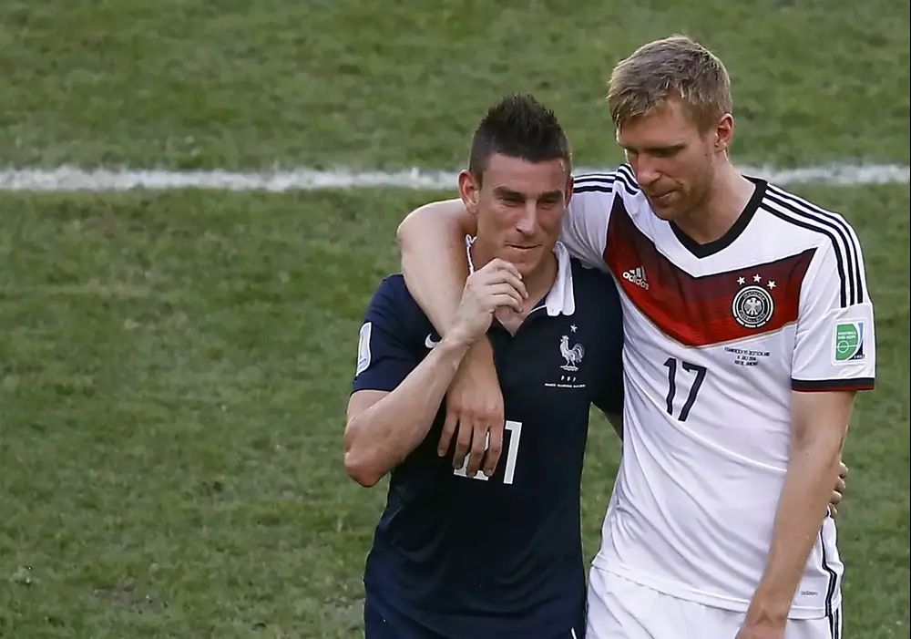 פר מרטסאקר שחקן נבחרת גרמניה עם לורן קוסיילני שחקן נבחרת צרפת