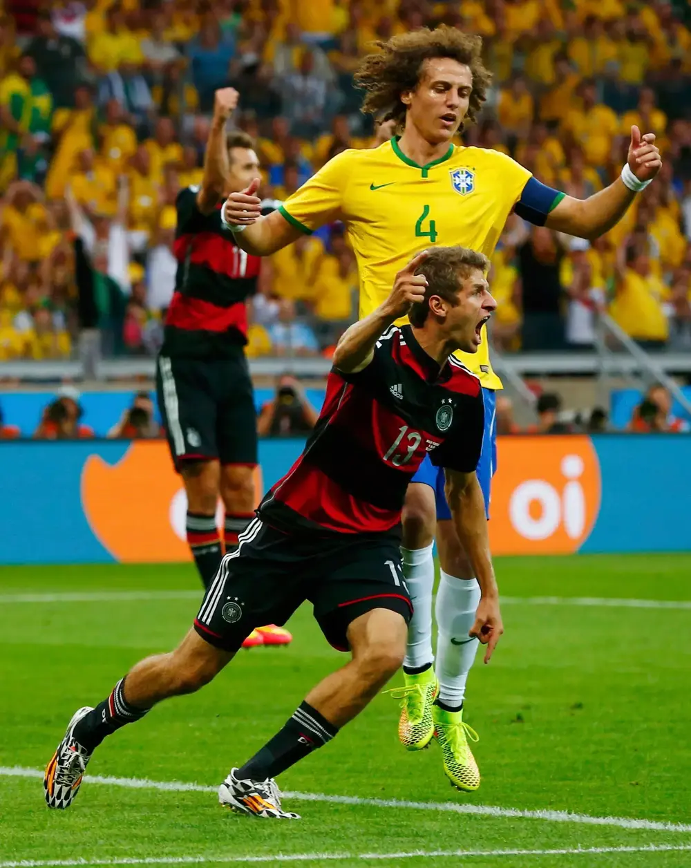 תומאס מולר שחקן נבחרת גרמניה חוגג לפני דויד לואיז שחקן נבחרת ברזיל