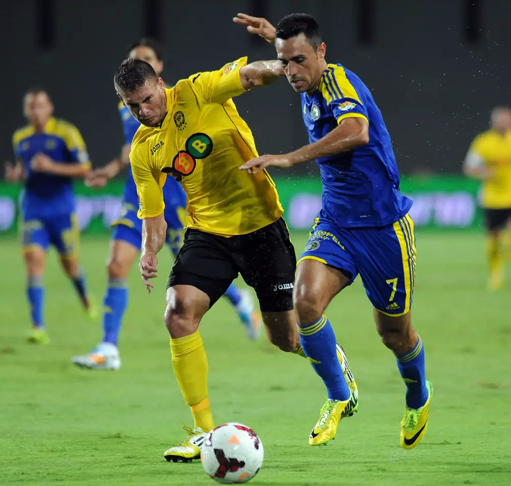 ערן זהבי שחקן מכבי תל אביב (ימין) איאד אבו עביד שחקן מכבי נתניה