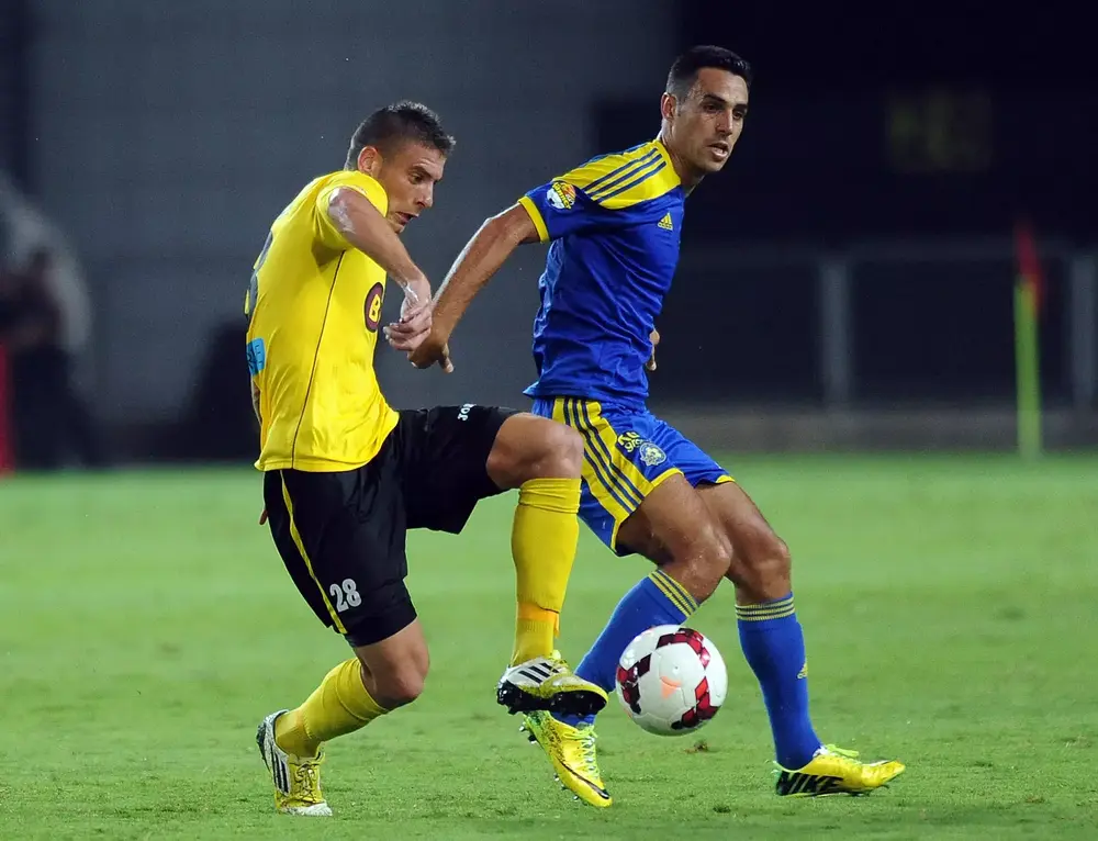 איאד אבו עביד שחקן מכבי נתניה (שמאל) מול ערן זהבי שחקן מכבי תל אביב