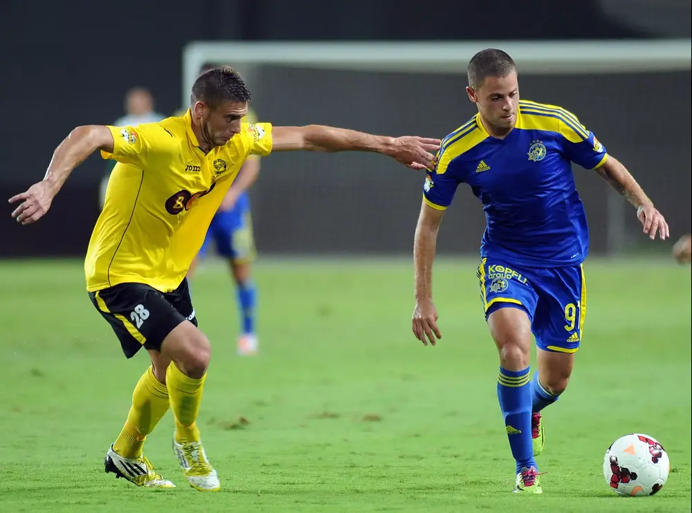 משה לוגסי שחקן מכבי תל אביב (ימין) מול איאד אבו עביד שחקן מכבי נתניה