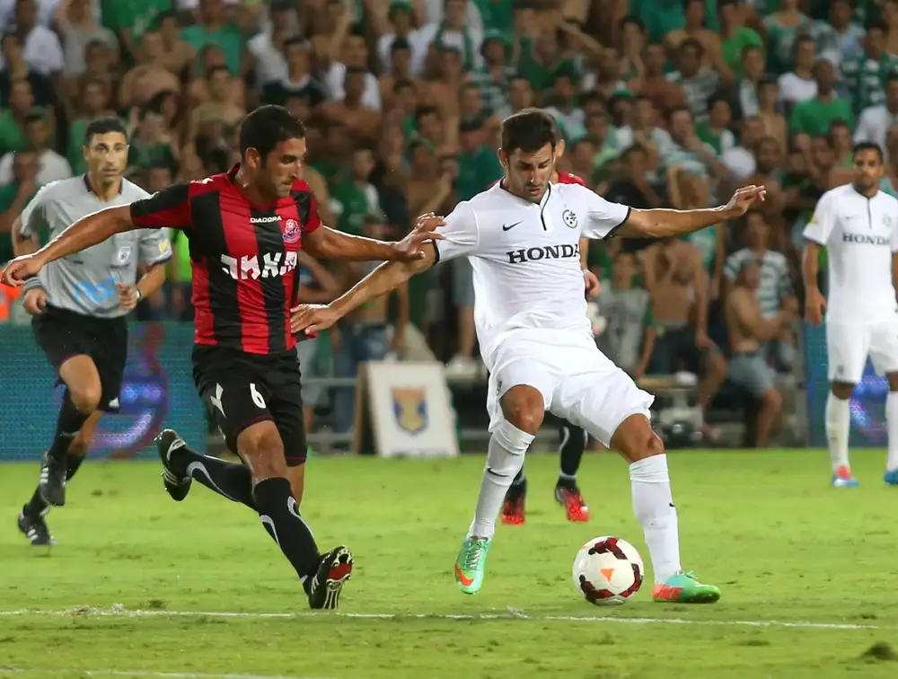 אלון תורג'מן שחקן מכבי חיפה (ימין) מול גל כהן שחקן הפועל חיפה