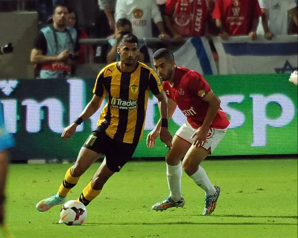 לידור כהן שחקן בית"ר ירושלים לפני מוחמד אבו אל היג'א שחקן הפועל תל אביב