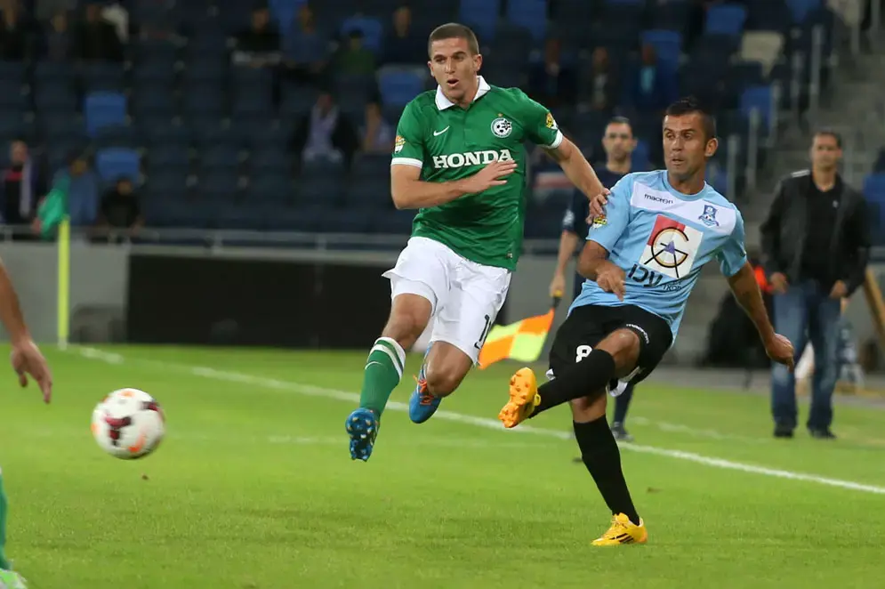 עידן ורד שחקן מכבי חיפה (משמאל) מול ז'וליאנו ספדאסיו שחקן הפועל עכו