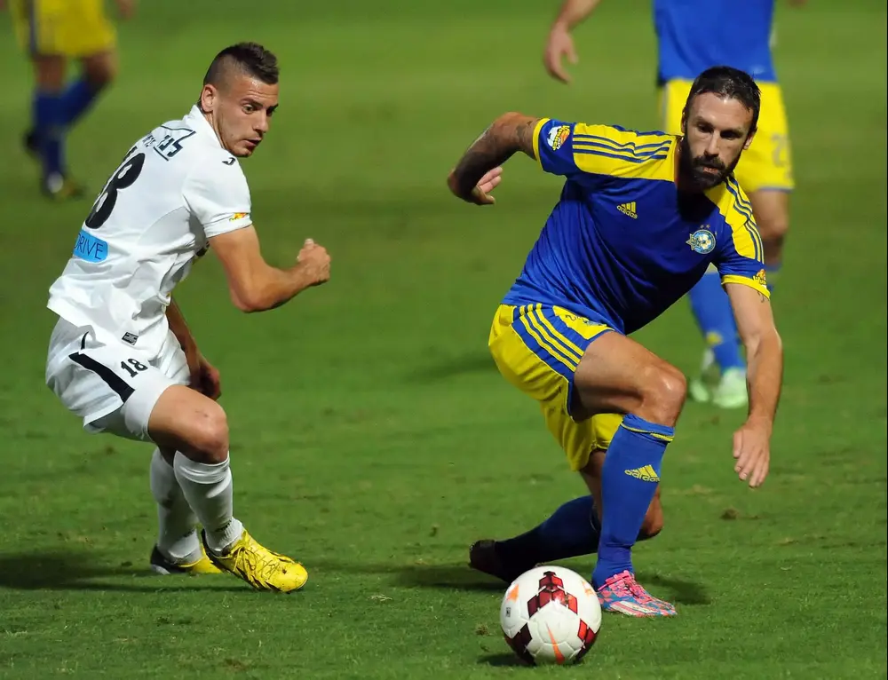 ראדה פריצה שחקן מכבי תל אביב (ימין) מול איאד אבו עביד שחקן מכבי נתניה